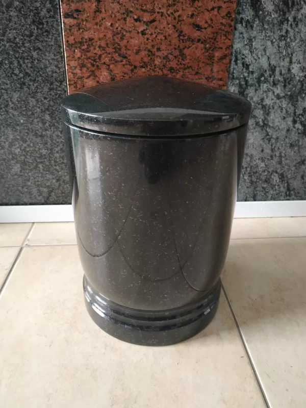 Nero urna bez nápisu